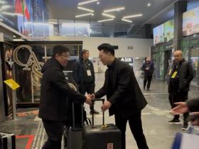 马林博士与石志豪博士在白俄机场迎接空天信息大学代表团