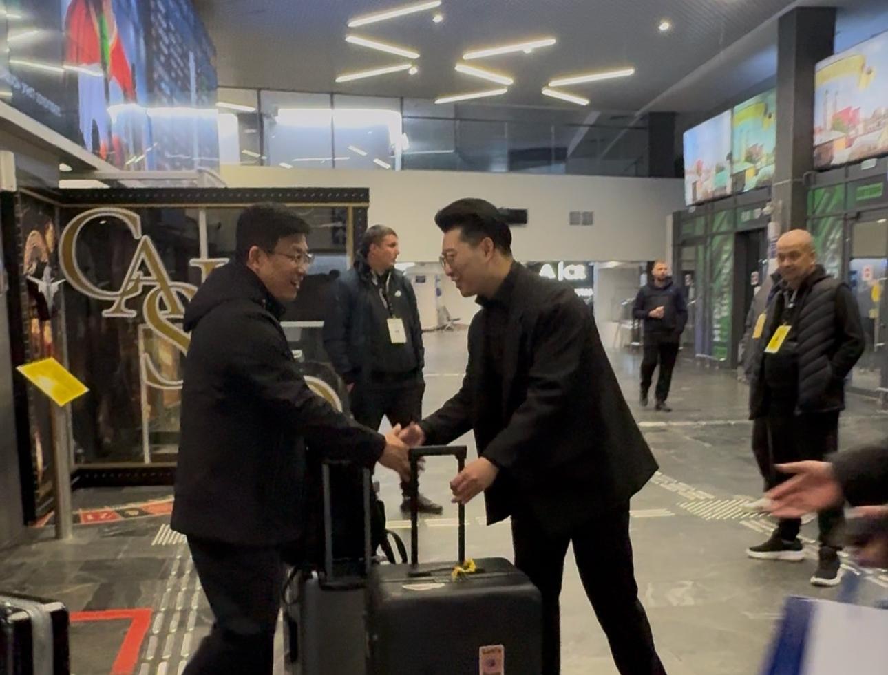 马林博士与石志豪博士在白俄机场迎接空天信息大学代表团-图片1