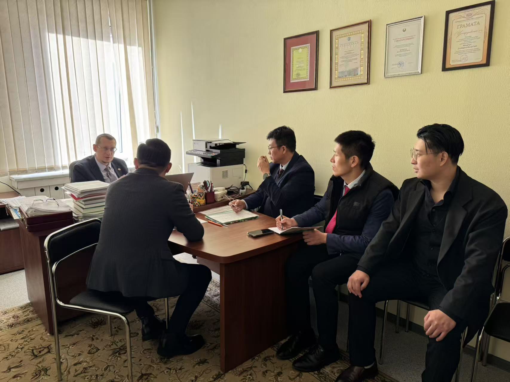 马林博士与石志豪博士在白俄机场迎接空天信息大学代表团-图片4