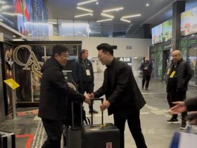 马林博士与石志豪博士在白俄机场迎接空天信息大学代表团